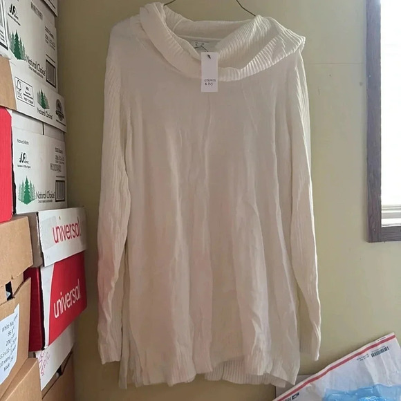 Crown and ivy sweater - Picture 1 of 3